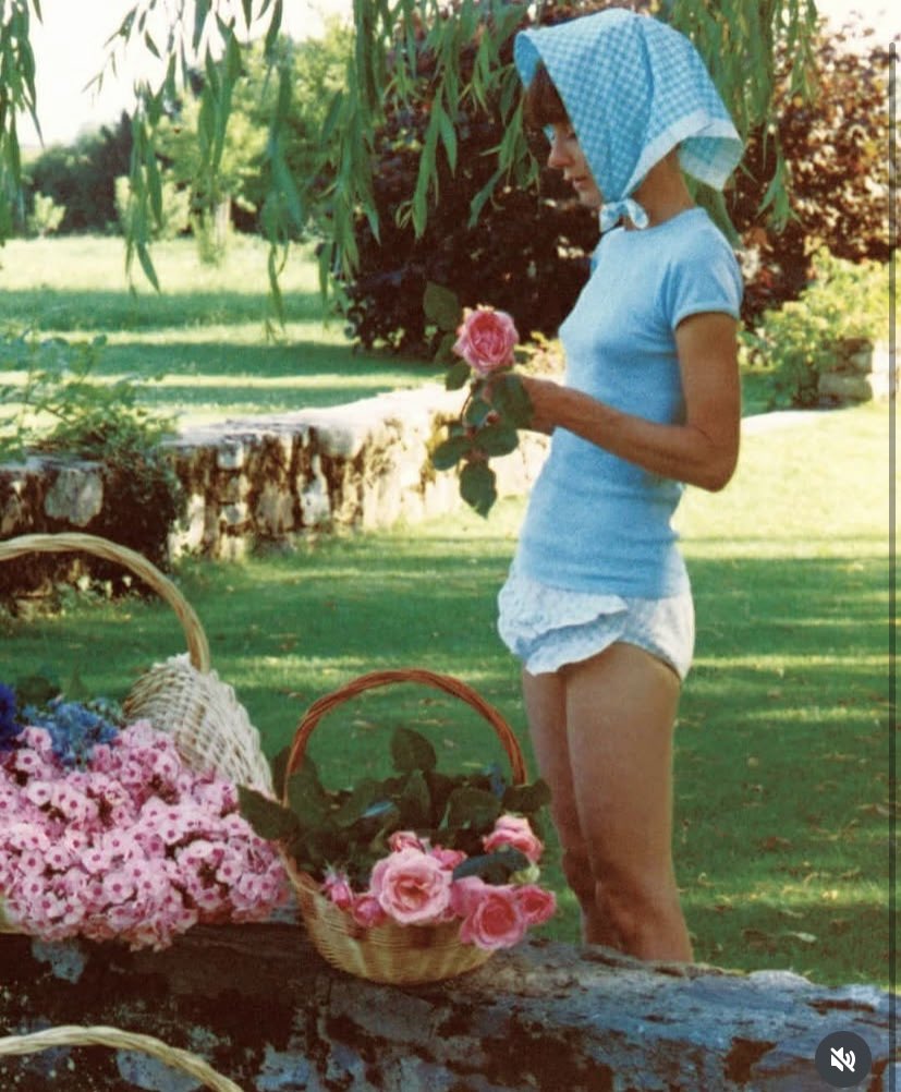 FlicksAnca's tweet photo. Spring | Primavera

AudreyHepburn, 1971 photographed by Henry Clarke https://t.co/gZ0j5vC9VL