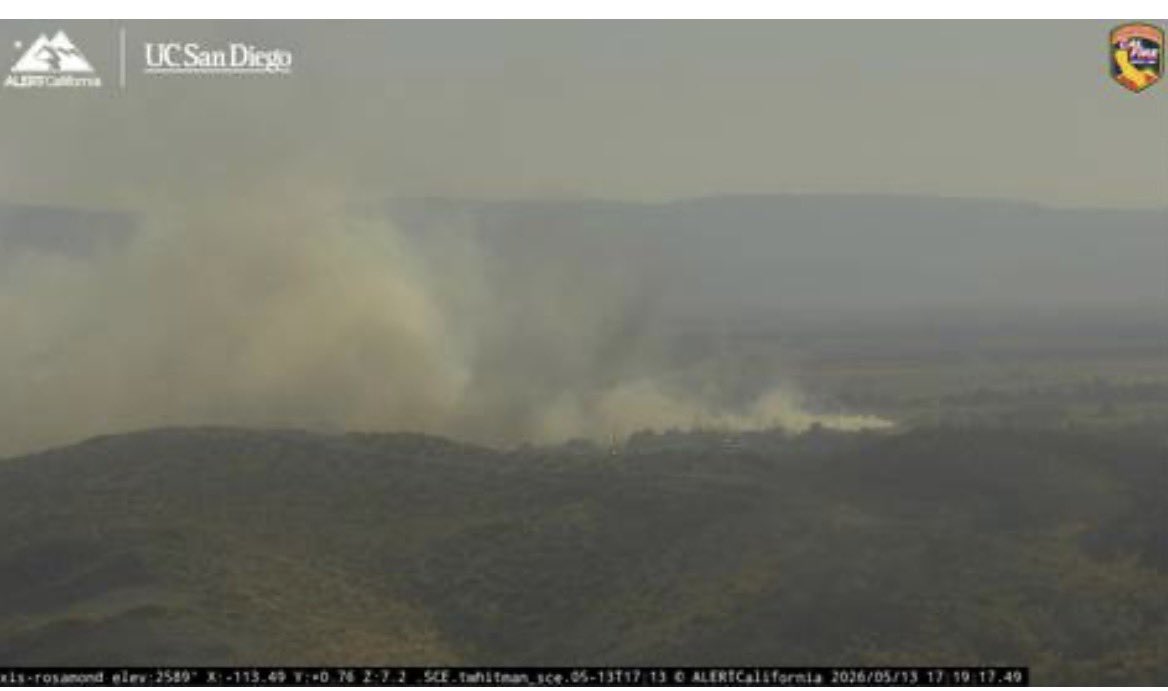 kerncountyfire's tweet photo. #VegetationFire #DesertFire
Kern County Fire crews are currently fighting a vegetation fire in Rosamond, near W Rosamond Blvd. & 50th St. West. It is approximately 5 acres with east-driven winds causing rapid rate of spread. https://t.co/gTnjCkrmVo