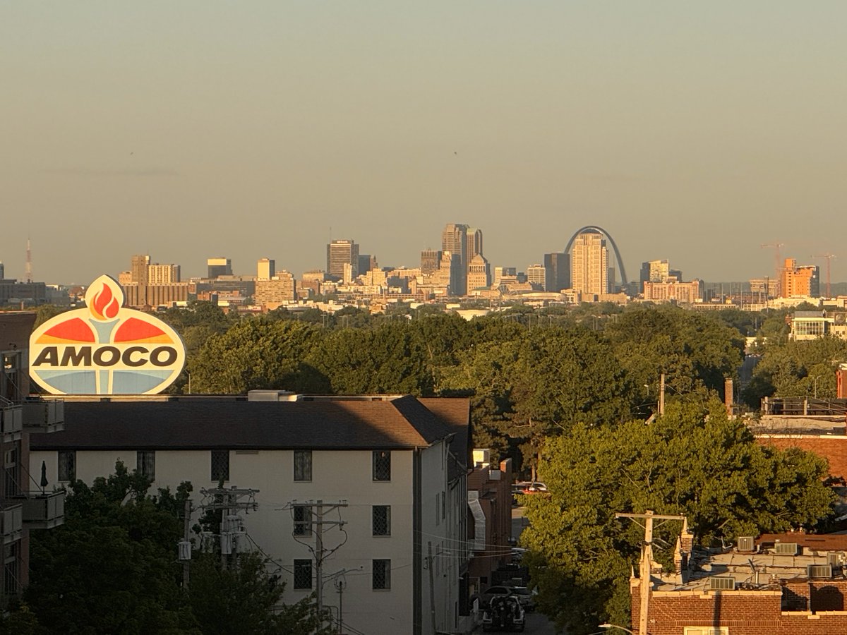 ChickenJoeSTL's tweet photo. Downtown St Louis and the Big Amoco Sign from the roof of a parking garage in Richmond Heights, Missouri https://t.co/qe3t1JSuJB