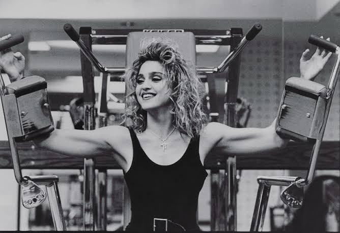 SiteMadonnaBR's tweet photo. Stuart Price revelou que parte do processo criativo do CONFESSIONS II incluía Madonna ouvir o álbum inteiro todos os dias durante seus treinos na academia.

“Ela escutava o álbum inteiro durante seu treino e voltava cheia de anotações” https://t.co/CePqId1sfl