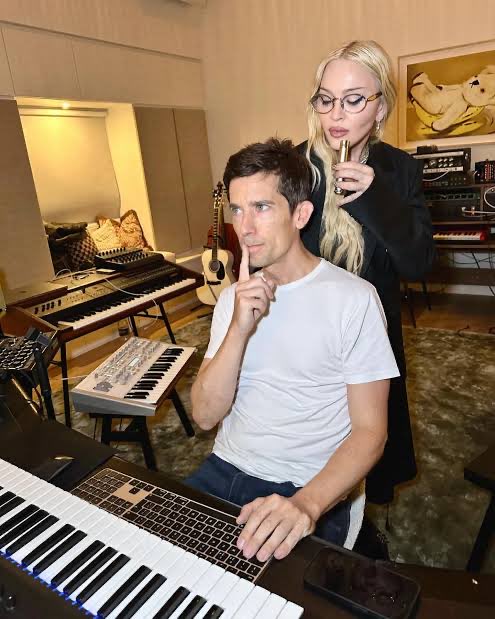 SiteMadonnaBR's tweet photo. Stuart Price revelou que parte do processo criativo do CONFESSIONS II incluía Madonna ouvir o álbum inteiro todos os dias durante seus treinos na academia.

“Ela escutava o álbum inteiro durante seu treino e voltava cheia de anotações” https://t.co/CePqId1sfl