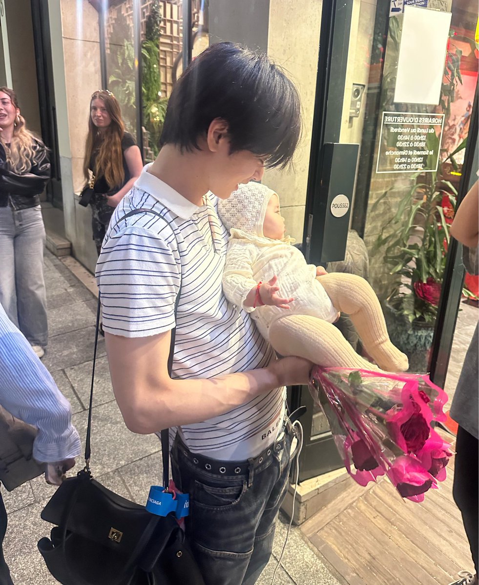 gom_juju's tweet photo. 오늘 로즈데이래요 https://t.co/sH5dd00xkm