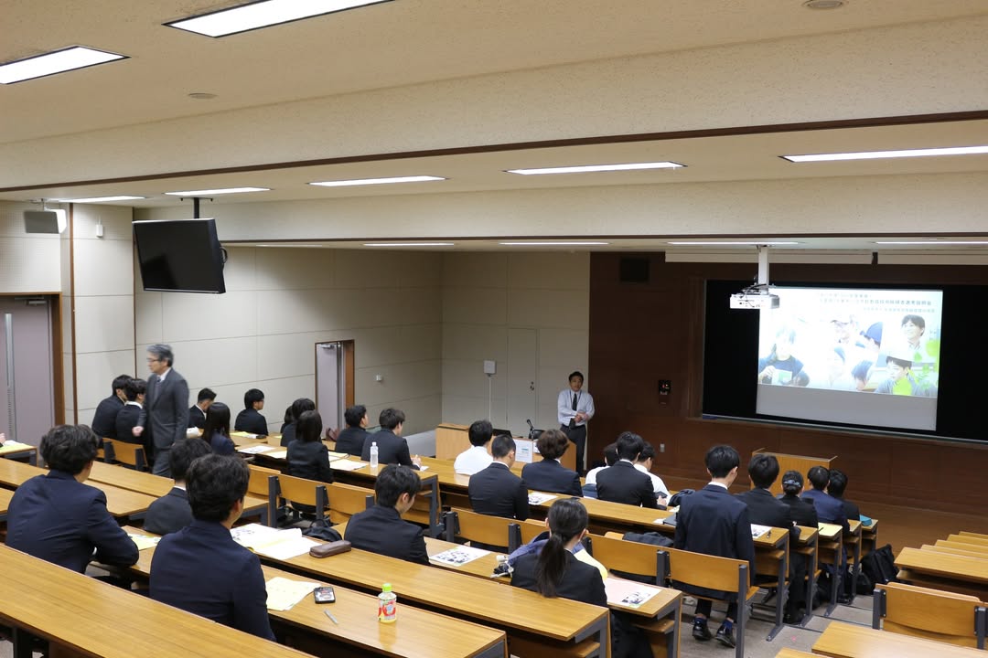 seiwauniv's tweet photo. 教職の説明会が行われました。
①千葉で働く魅力
②千葉県・千葉市の教育
③本年度の採用選考
④志願書提出の流れ
以上の４点について、経験豊かな講師より説明があり、学生は真剣な表情で内容に耳を傾けていました。
#清和大学 #公務員 #警察官 #消防官 https://t.co/pX3llGvZa3