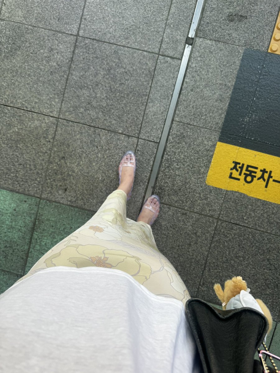 basicjeanss's tweet photo. 젤리슈즈에 실크 스커트 날씨임 야호~~ 🌤️ https://t.co/7ol4daxvI2