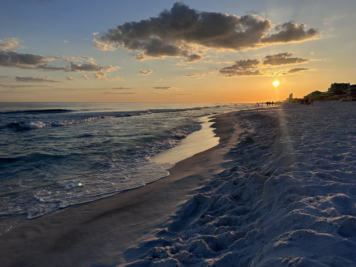 rbs301's tweet photo. @spann Sunset tonight in Seagrove Beach, Florida. #30a #sunset #goldenretriever https://t.co/A73HafqSOZ
