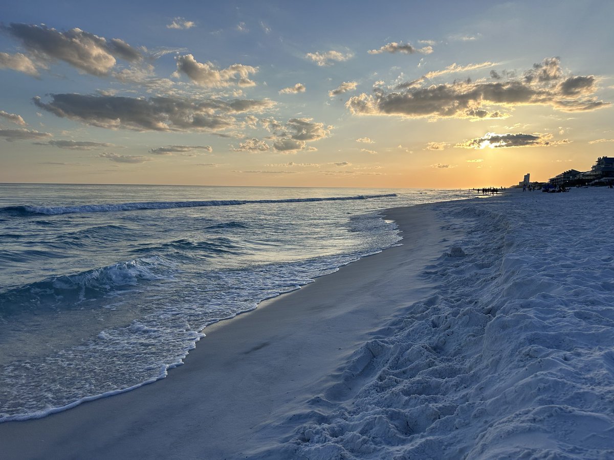 rbs301's tweet photo. @spann Sunset tonight in Seagrove Beach, Florida. #30a #sunset #goldenretriever https://t.co/A73HafqSOZ