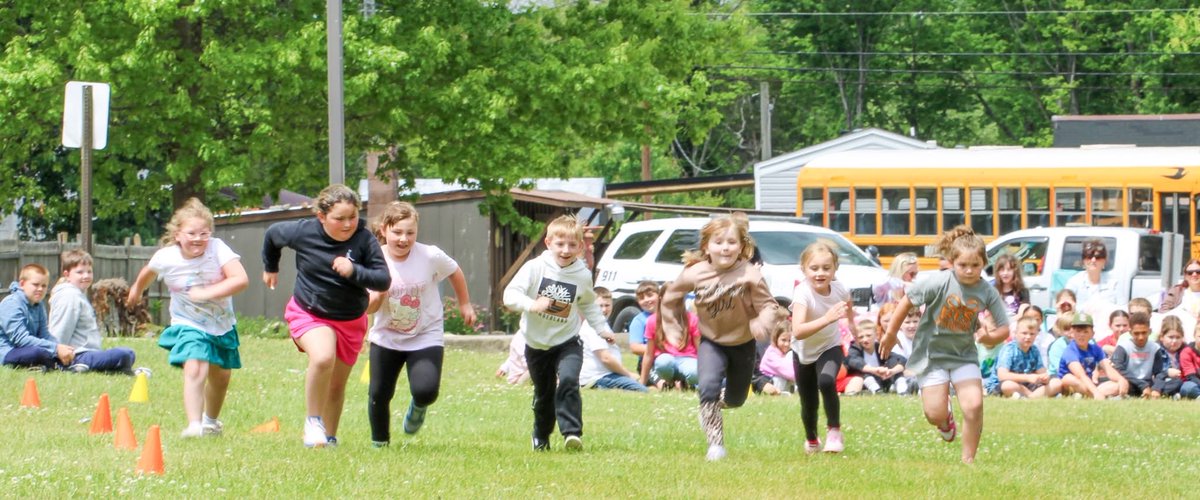 HannahAdkisson's tweet photo. Our annual First Grade Derby brought the whole school together to celebrate Kentucky traditions and cheer on our first grade jockeys! Students showed school spirit, teamwork, and community while having fun together. @KEDCGrants @passport2lead @KingWendy_m @DrJWEvansJr https://t.co/UIx8Sr7aJ1
