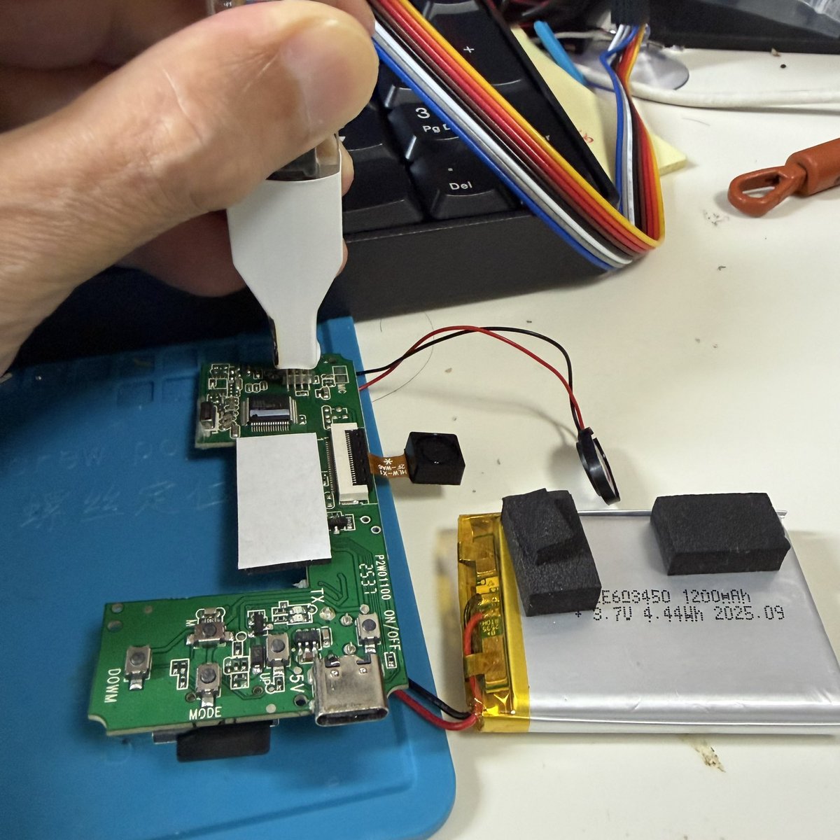 HisBowtieCamera's tweet photo. いつものようにGPDVのSoCでした。ARM7です。
内部にはゲーム🎮の残骸が有ります。メニューをなくす事で対応してるようです。
#MiNiPiC #ARM #ゲーム無し https://t.co/c7XANjwLC2