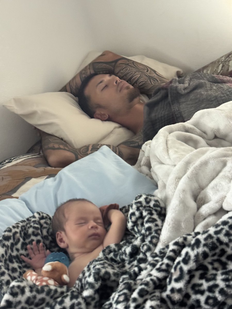 d2xab2x's tweet photo. Sleep the same; look the same. Keaka x Keaka. ♥️💋 https://t.co/40xrRjD6xK
