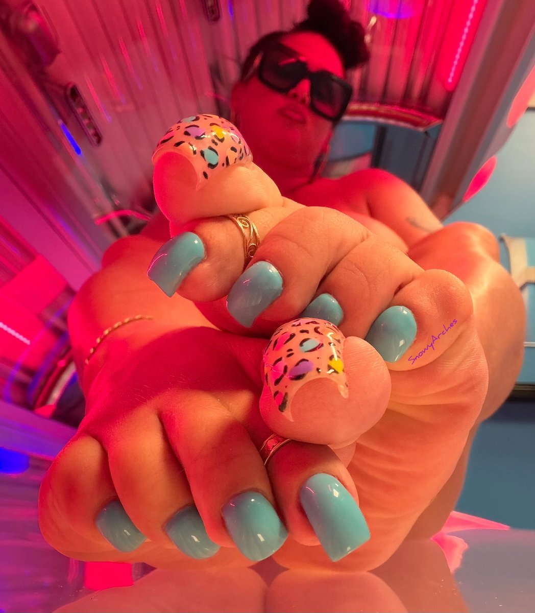 ArchesSnowy's tweet photo. Tanning bed Toes!! 💛💛 https://t.co/Xp8jPV0RhG