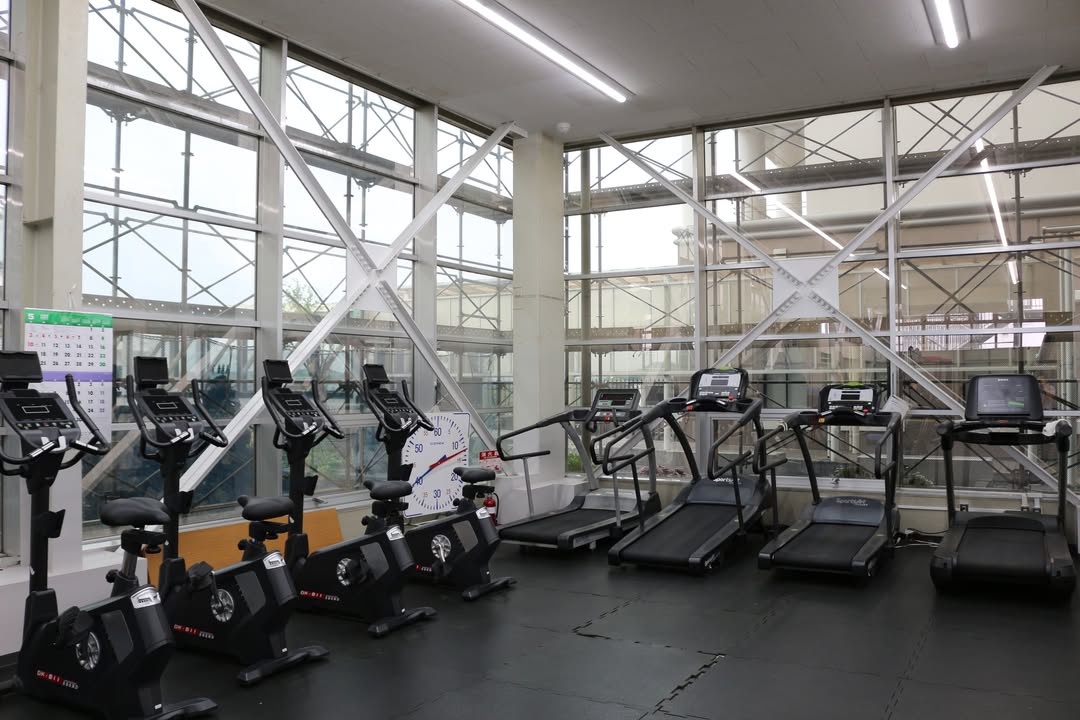 seiwauniv's tweet photo. ☆トレセン（トレーニングセンター）☆
約２００畳のフルマシン、有酸素運動ができるマシンやフリーウェイトが設置されており、実用性の高い筋力トレーニングを行うことができます。講習を受ければ在学生は誰でも利用できます。
柔道部の学生に撮影協力いただきました
#清和大学 #トレーニングセンター https://t.co/56xivSFHVt