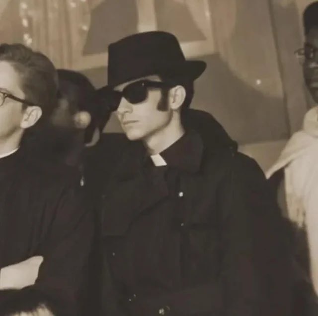 thescottbarber's tweet photo. He’s on a mission from God to get the band back together https://t.co/NJ9aXlsWrg