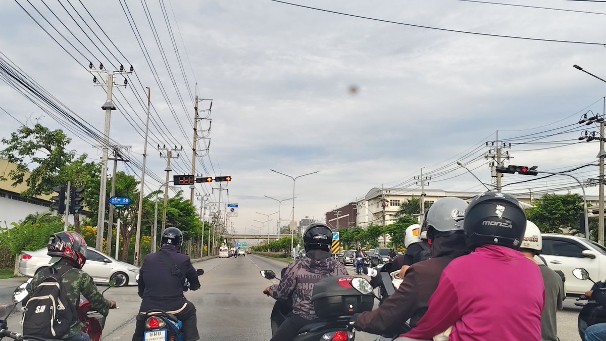 pracha_se's tweet photo. ปัญหาอยู่ที่การควบคุมไฟจราจรแยกนิคมบางชันนี่เอง เปิดไฟจราจรแบบไม่สน 4 สน 8 ทางเอกติดยาวไปยังมีนบุรีแต่ทางโทให้วิ่งเข้าวิ่งออกอยู่นั่นแหละ https://t.co/KNriiTlO4z