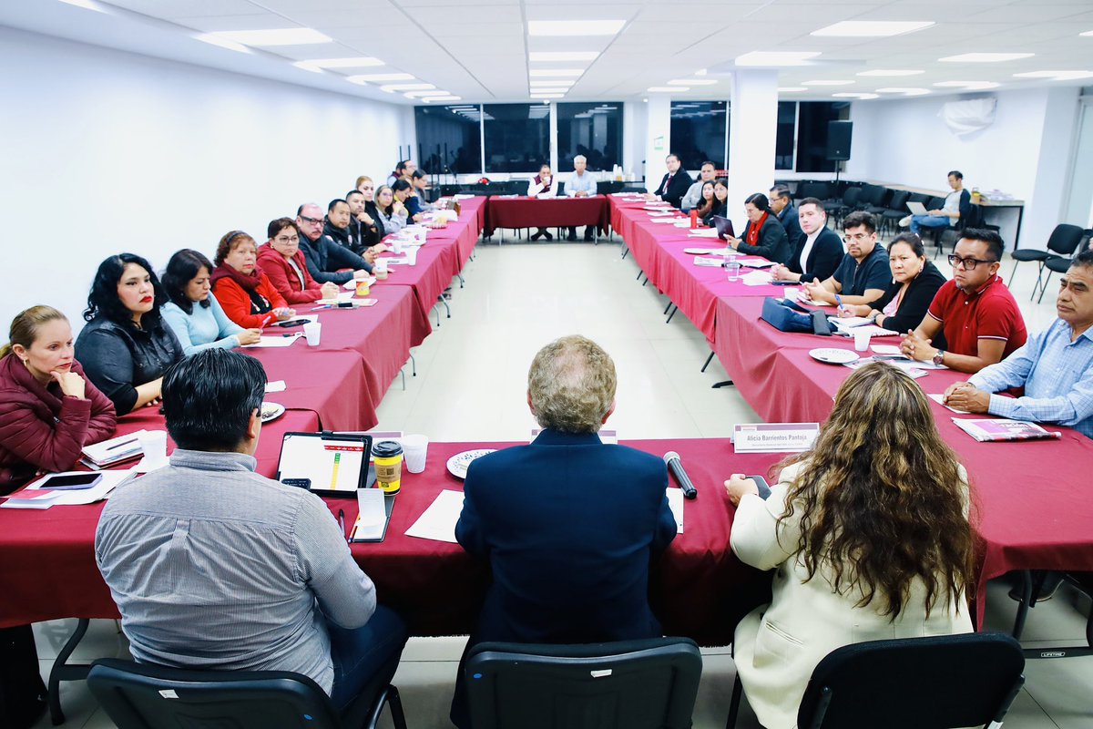 Mauricio_mch's tweet photo. Concejales y El Comité Ejecutivo Estatal, encabezado por nuestro presidente Héctor Díaz-Polanco, sostuvo una importante reunión de trabajo donde se plantearon diversas rutas de organización territorial para defender la transformación y frenar el avance de la ultraderecha https://t.co/iqv1NOvIuZ