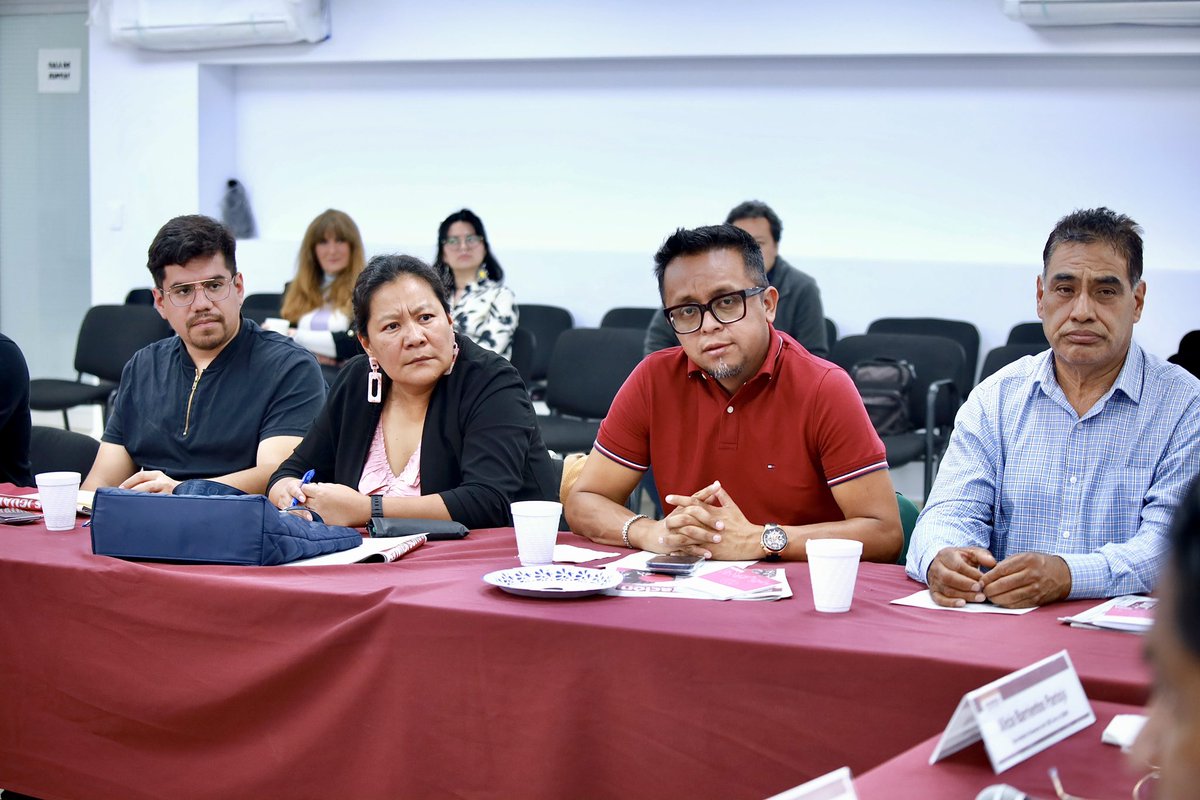 Mauricio_mch's tweet photo. Concejales y El Comité Ejecutivo Estatal, encabezado por nuestro presidente Héctor Díaz-Polanco, sostuvo una importante reunión de trabajo donde se plantearon diversas rutas de organización territorial para defender la transformación y frenar el avance de la ultraderecha https://t.co/iqv1NOvIuZ