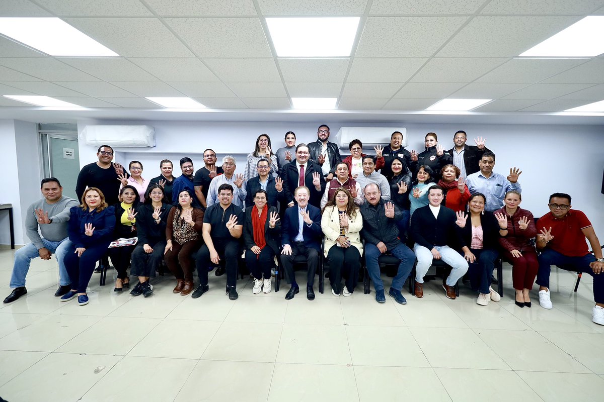 Mauricio_mch's tweet photo. Concejales y El Comité Ejecutivo Estatal, encabezado por nuestro presidente Héctor Díaz-Polanco, sostuvo una importante reunión de trabajo donde se plantearon diversas rutas de organización territorial para defender la transformación y frenar el avance de la ultraderecha https://t.co/iqv1NOvIuZ