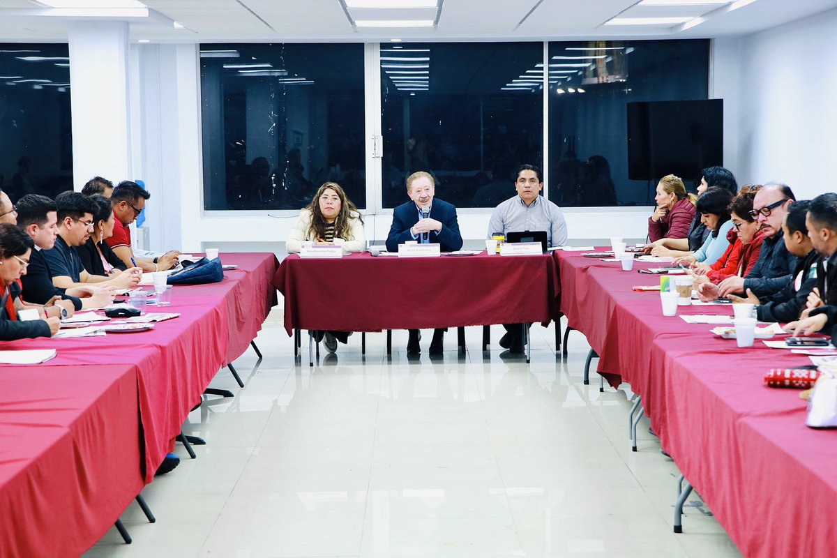 Mauricio_mch's tweet photo. Concejales y El Comité Ejecutivo Estatal, encabezado por nuestro presidente Héctor Díaz-Polanco, sostuvo una importante reunión de trabajo donde se plantearon diversas rutas de organización territorial para defender la transformación y frenar el avance de la ultraderecha https://t.co/iqv1NOvIuZ