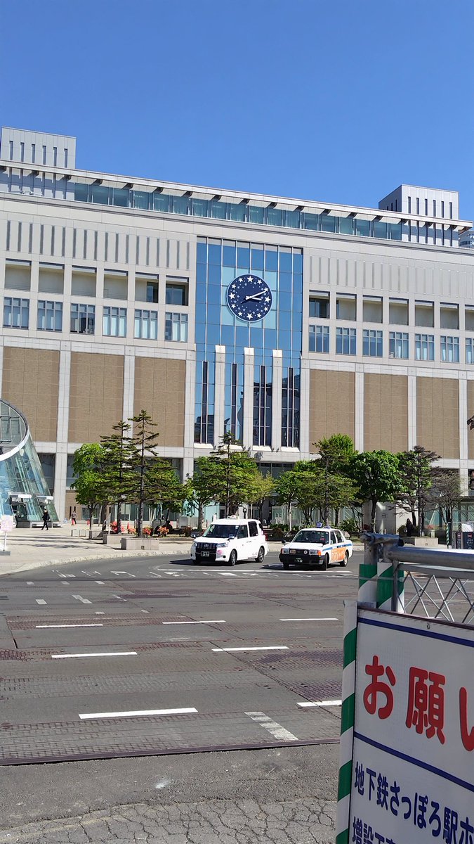 KuroTRK's tweet photo. 午前8:30ちょい前の札幌駅

札駅の時計っていつから止まってるんだろ？

・・・あれ時計だよね🫡 https://t.co/ah1E9FwtTf
