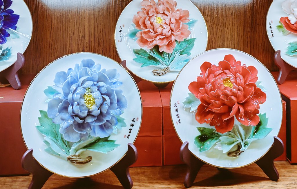ChasingDD's tweet photo. Handmade 3D peony porcelain art 🌸
Lifelike blooming flowers, glazed to perfection.
Traditional Chinese craft, blessing of prosperity &amp; good fortune.
Elegant home decor, timeless luxury gift.
#PeonyPorcelain #HandmadeArt #OrientalDecor #ChineseCraft  #GiftIdeas https://t.co/rBnKUBtjRx