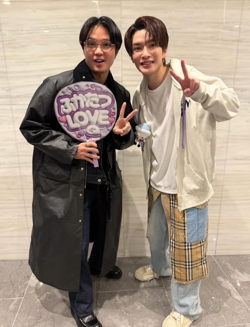 py_gvern's tweet photo. 毎回うちわのクオリティ鬼高い磯村勇人WWWWWWWWWWWオタク適正⭕️
#ノンストップ #深澤辰哉 https://t.co/p6A40h2enX