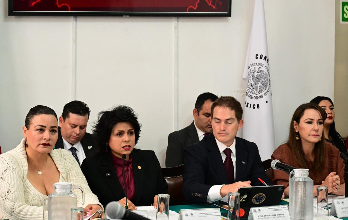 IlianaSanchezCh's tweet photo. 🏛️ Desde el Congreso de la Ciudad de México seguimos fortaleciendo la transparencia y la rendición de cuentas.

Hoy compareció el alcalde de Álvaro Obregón, Mtro. Javier López Casarin, en un ejercicio democrático para evaluar resultados y atender las demandas ciudadanas. https://t.co/3LU6NJxBJn