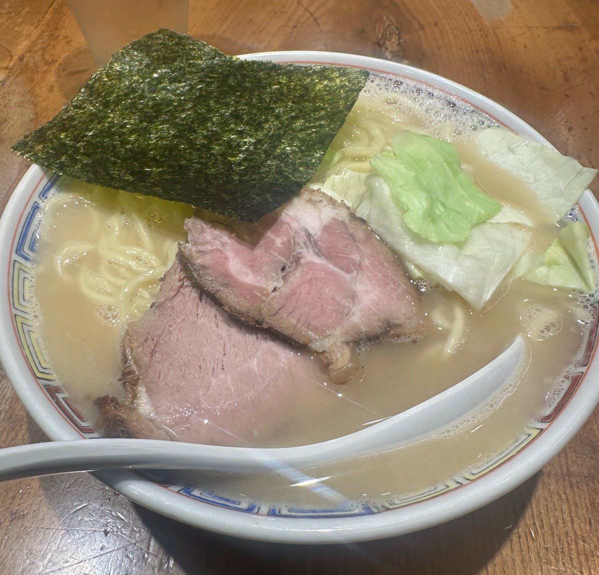 MKmen6's tweet photo. 渡なべ
　すっごいよ豚骨　大盛り

最近豚骨の魅力に気づき始めました🐷
こちらの世界も奥が深いですよね😳
豚骨で中太麺以外と初めてかも美味しいなぁ🤤専用の薬味がまた味を開いてくれる✨✨

ご馳走様でした😋 https://t.co/WOZMAr8RoX