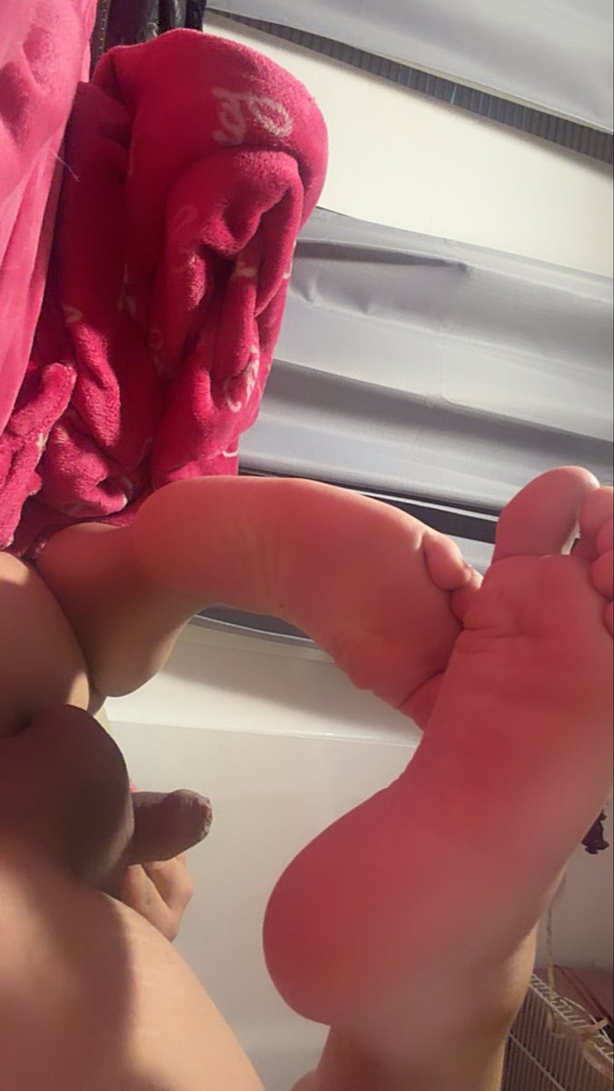 bbylatin4's tweet photo. Brown Mexican hole and pink soles 💕 https://t.co/4YYCsQhwm6