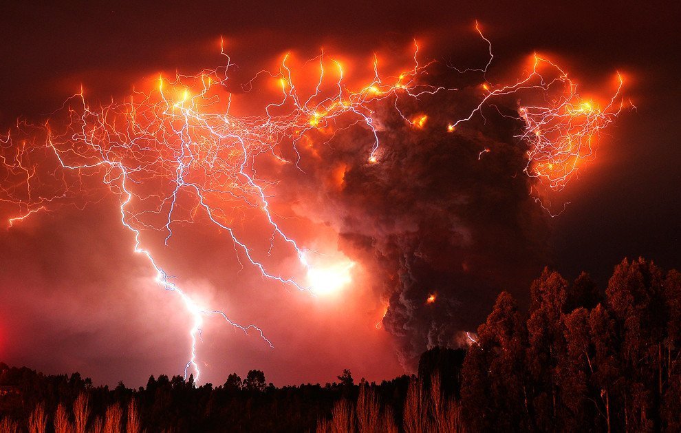 SynapsePlus's tweet photo. ⚡🌋 Le volcan Puyehue en éruption traversé par des éclairs

Il se situe dans le sud du Chili, dans la cordillère des Andes, près de la frontière avec l’Argentine.

Lors de certaines éruptions, un phénomène spectaculaire apparaît : la foudre volcanique.

Les cendres et les particules projetées dans l’air se chargent électriquement (positif et négatif). Cette accumulation crée des décharges et des éclairs jaillissent directement au cœur du nuage de cendres.
