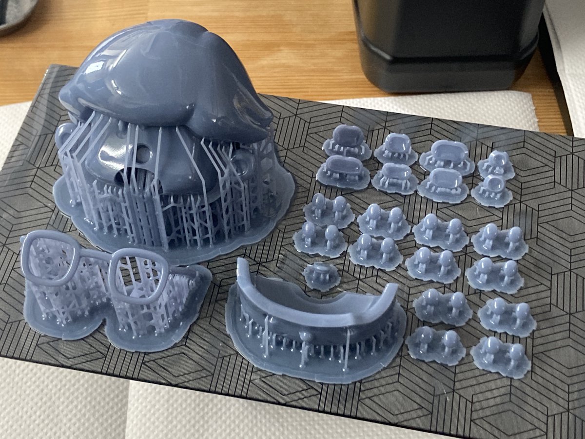 Usotsuki_Haru's tweet photo. こちらは3Dプリントが完了した状態の出力物です。
ここからレジンの洗浄やUVライトでの2次硬化、サポート材の除去とやすりがけなどいくつかの工程を経て塗装に進みます！
#コマ撮り #stopmotion https://t.co/1hSVIhLq4w