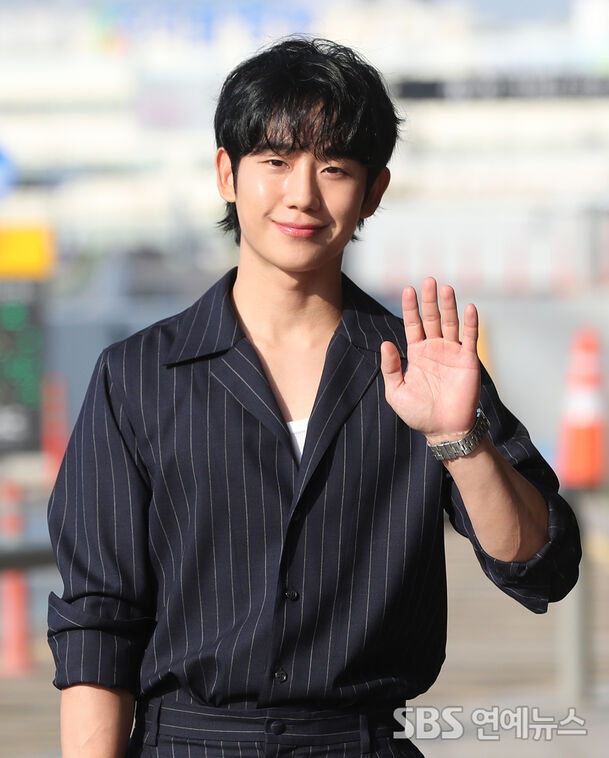 SBS_star's tweet photo. “Jung Hae-in, The Man Who Brightens Up the Morning
👉 Read full story here : https://t.co/Rm5slJ3bAq

#junghaein #photo #SBSStar #KEntertainmentNews
Follow @SBS_star for more updates!” https://t.co/QMu7AY8nwf