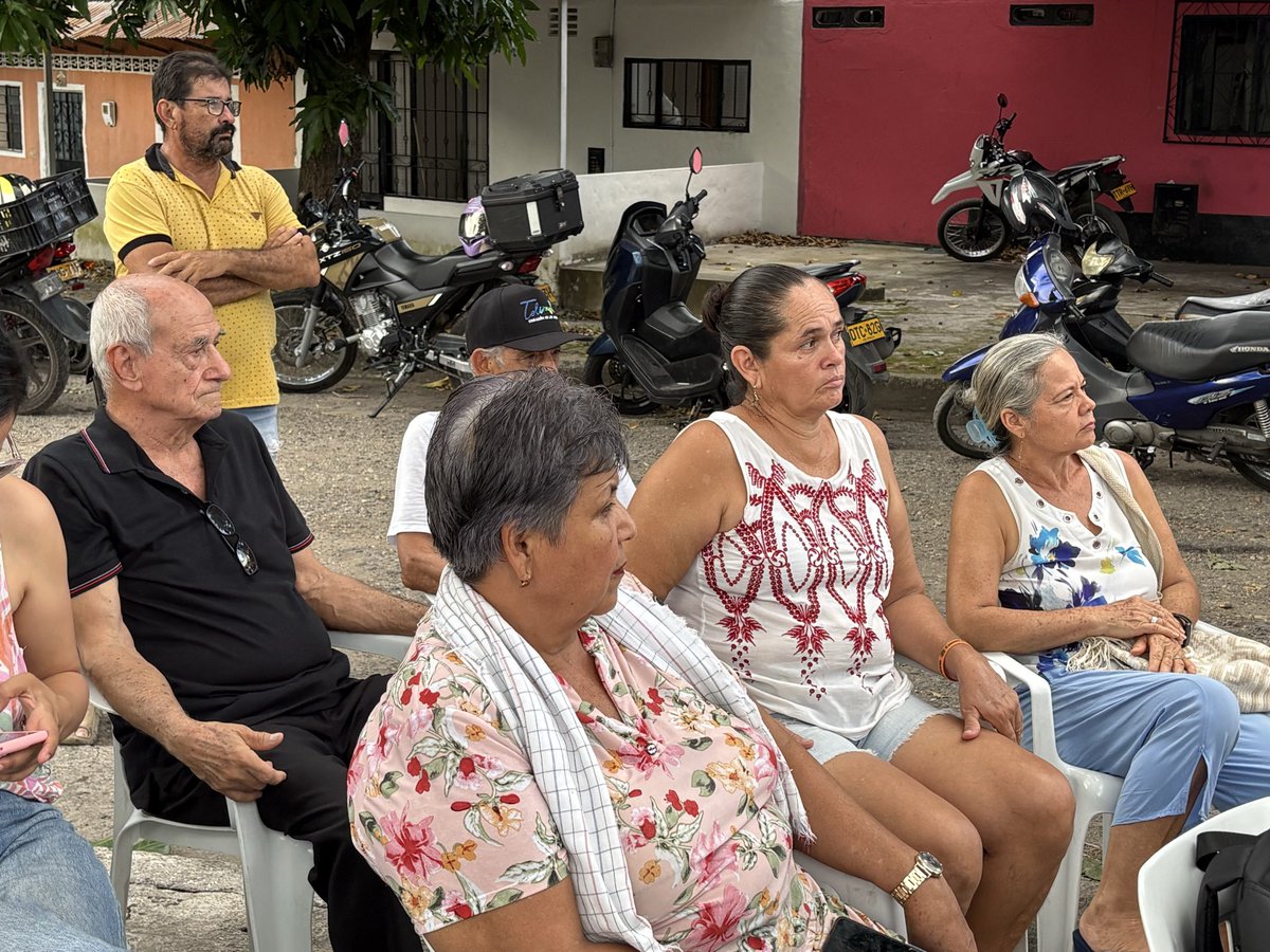 AlcaldiaDeHonda's tweet photo. Socializamos con los vecinos de Santa Lucía sobre el proyecto de mejoramiento de la red de alcantarillado. Seguimos trabajando con las empresas @hondatripleaesp @edattolima para avanzar en una solución que contribuya al bienestar de las familias de Santa Lucía y alrededores. https://t.co/cYYuS6RNeH