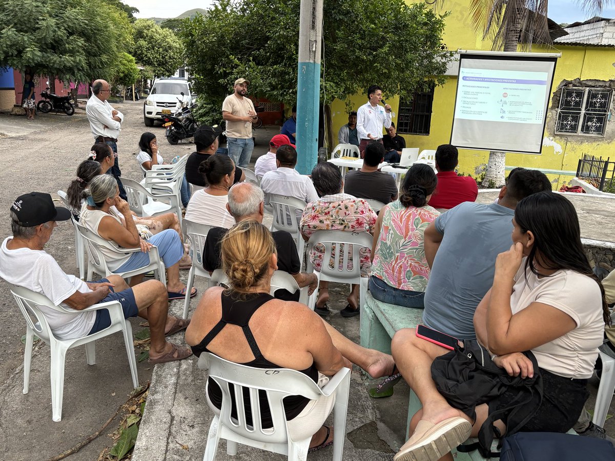 AlcaldiaDeHonda's tweet photo. Socializamos con los vecinos de Santa Lucía sobre el proyecto de mejoramiento de la red de alcantarillado. Seguimos trabajando con las empresas @hondatripleaesp @edattolima para avanzar en una solución que contribuya al bienestar de las familias de Santa Lucía y alrededores. https://t.co/cYYuS6RNeH