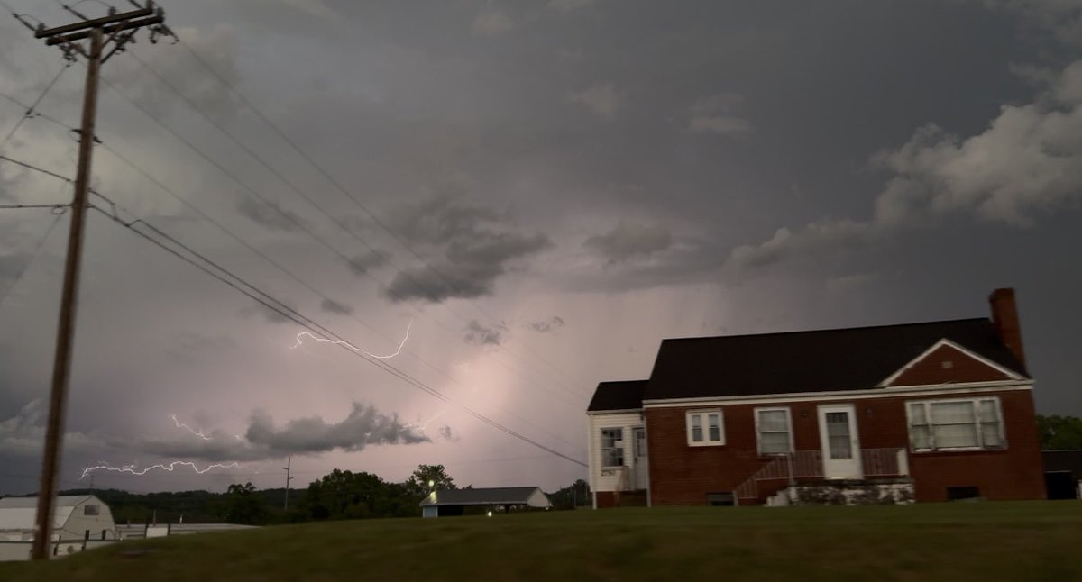 ManleyWeather's tweet photo. @Wx_CodyBarnhart @WDBJ7Weather @WSLSWeather @wx_will @WeatherAubs Few more lightning strikes https://t.co/p6iDwmF8HF