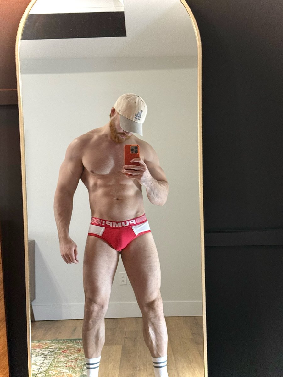 maxivillion's tweet photo. Red suits my bad ideas.
#mirror #gym #legs #MuscleCheck  #canadian  #red #bulge  #underwear  #heatedrivalry https://t.co/0JPRZm0pfM