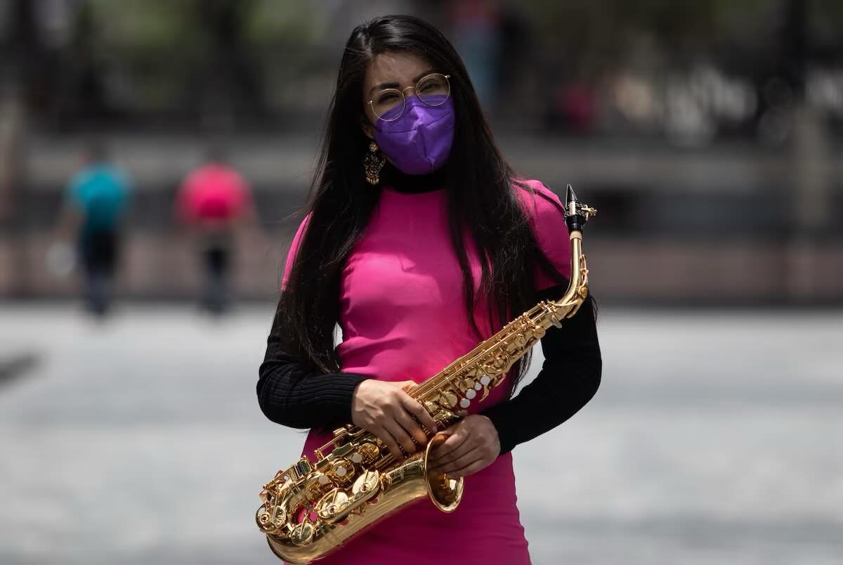 GARCIPAVON's tweet photo. 🚨🚨SCJN de la 4T rechaza revisar caso de ataque con ácido contra María Elena Ríos, y protege al ex-priista.
La saxofonista, que fue agredid@ con ác1do sulfúrico por instrucciones del exdiputado Juan Antonio Vera del PRI en septiembre de 2019 cuando tenía 26 años, lamentó que en todo este tiempo no ha logrado justicia.
La Suprema Corte de Justicia de la Nación descartó este miércoles revisar una disputa judicial relacionada con el caso de la saxofonista María Elena Ríos, sobreviviente de un ataque con ác1do en 2019 en el estado de Oaxaca, sur de México.
El máximo tribunal decidió no revisar una serie de amparos vinculados al proceso penal contra el empresario y exdiputado Juan Antonio Vera Carrizal, acusado de ordenar la agr3sión contra la saxofonista.
La Corte analizaba si debía intervenir en una controversia surgida después de que una jueza anuló una absolución previa dentro del caso y ordenó repetir parte del juicio.
El sistema jurídico en México está en decadencia.
✍️ Un Abogado DICE