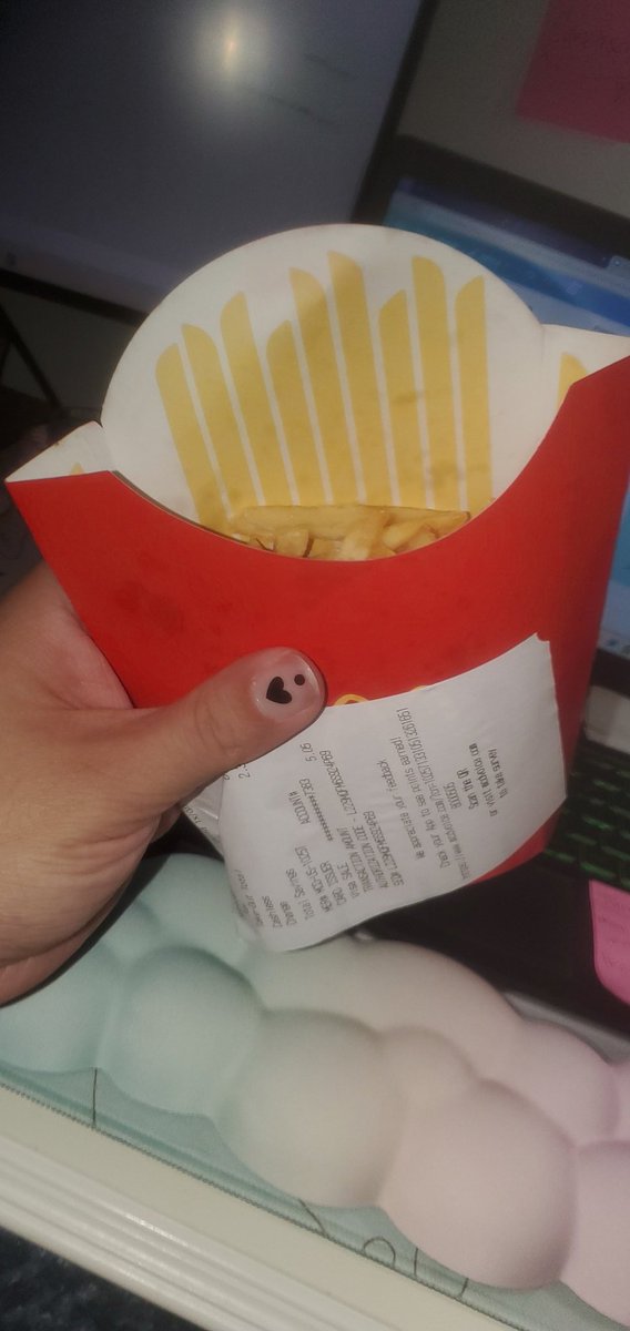 Francinecingi's tweet photo. besties where are my *LARGE* fries????????😭😭😭😭😭 @McDonalds @McDonaldsCorp @ron_mcdon1 https://t.co/jb5UyFIFSS