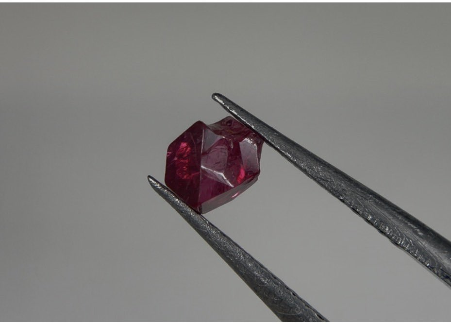 ミャンマー🇲🇲モゴック産ホットピンクレッド・スピネル双晶結晶