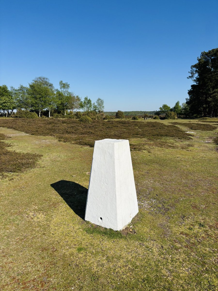 OurScapes's tweet photo. I give you TP4094 β Ibsley Common.
Looking out over the New Forest.
#trigbagging
#trigpointthursday https://t.co/ZAXFA62xuV