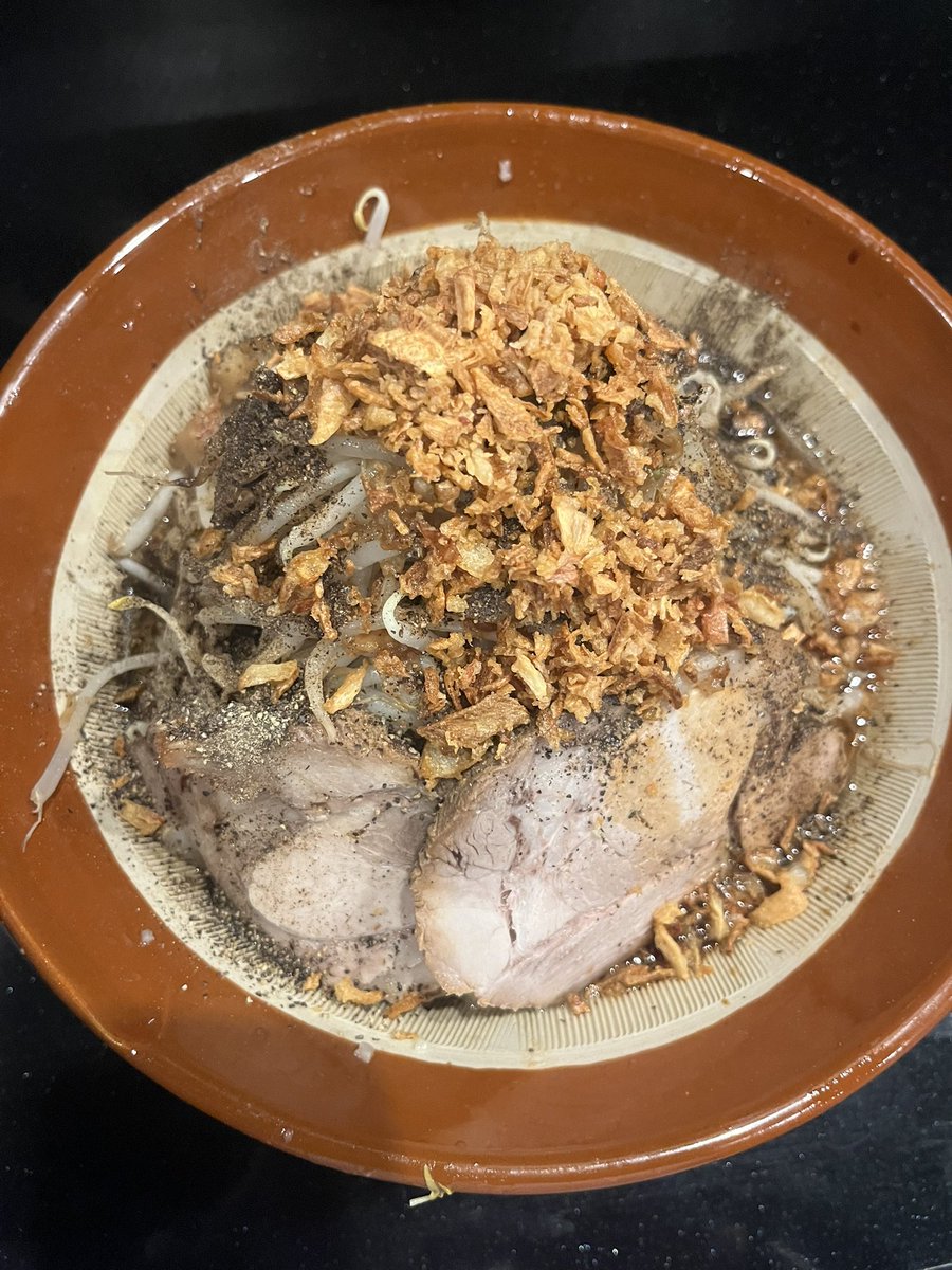 zender211's tweet photo. 歴史を刻め天理街道店
汁なし500g、ヤサイアブラカラメまし
ガツンと塩味。豚出汁。ブラぺ。
濃ゆい味つけで、ノンストップ。
分厚い豚が最高に美味しい。やわらかく、程よい脂身。
カエシがまとわりつく極太麺。
食べごたえしかない。
仕事終わりのディナーにふさわしい一杯。
ごちそうさまでした！ https://t.co/7ZrKRj1o5W