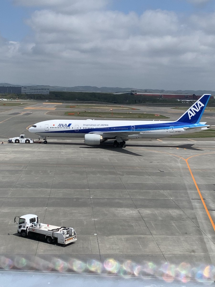 MAIGODELUXE's tweet photo. 千歳空港に来てますにゃ！✨️
実は敷地で漏水…
朝の９時から16時まで断水ですにゃ
トイレも行けにゃいなんてっ！
無理！
って事で、パートにゃーと飛行機見に来たにゃ！💖
楽しいにゃあ💖 https://t.co/1rSA591yfS