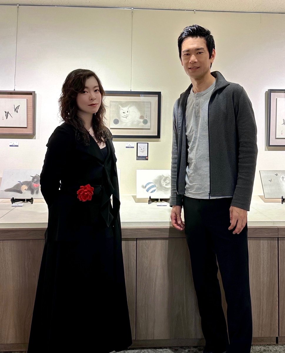ttamura9's tweet photo. #山岸千穂展
#船橋東武 

山岸さんが藝大生時代から #メイクアップ のアドバイスをさせていただいている繋がりで定期的に見に行く

筆使いの達人。鋭い観察眼。
確かな描写。和紙との対話。
#山岸千穂 ワールドを余すところなく表現されたもの。ネコ達の目が雄弁に語る。そして毛の描写が美しい。 https://t.co/bYEHZLuqsU