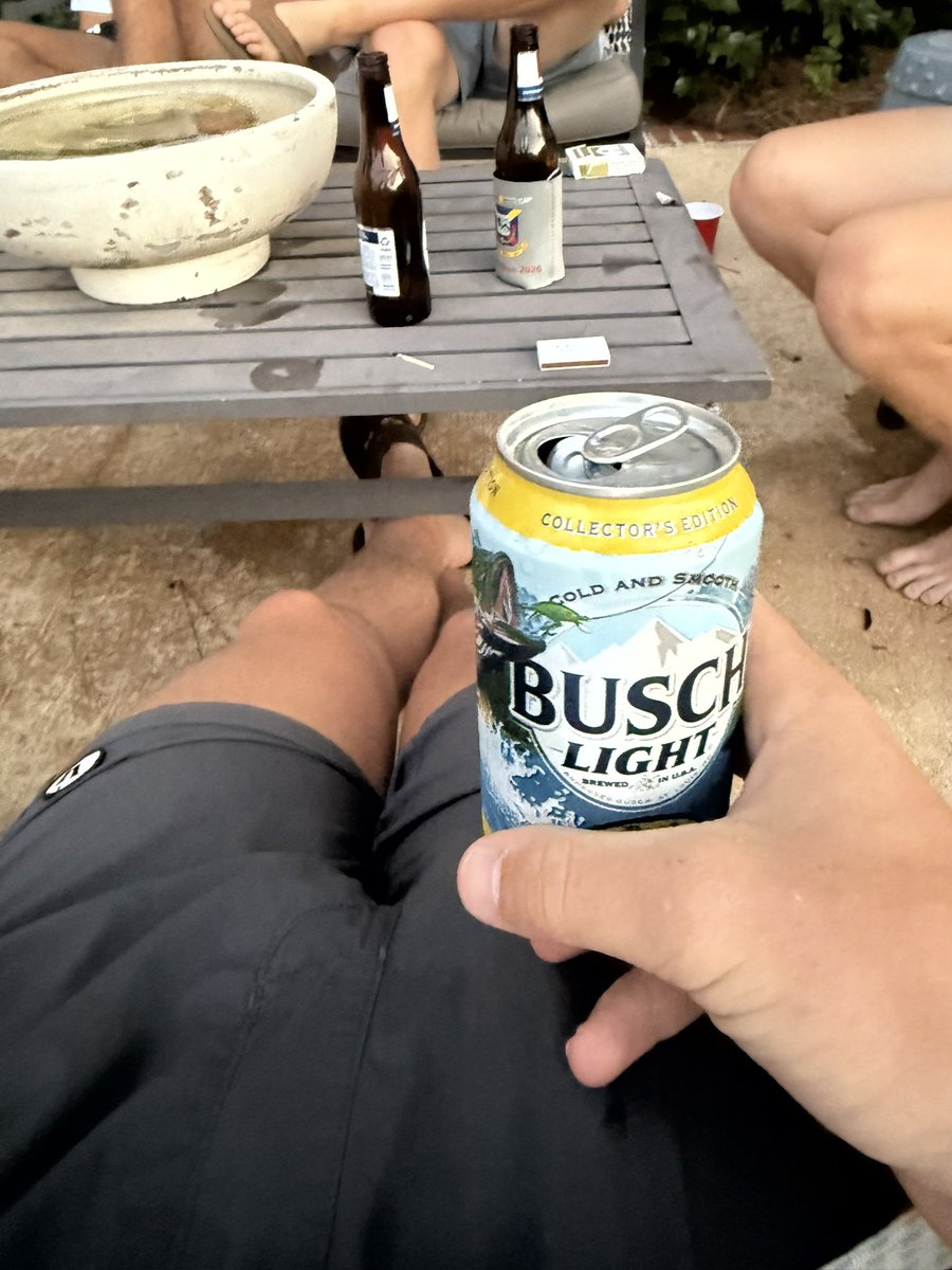 richarddougla5's tweet photo. Wednesday night Busch light #thatwillplay https://t.co/qQyNt323V2