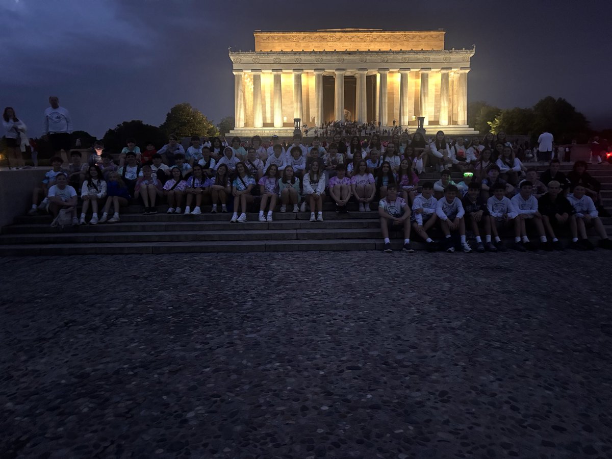 miss_hedger's tweet photo. Final group photo at the Lincoln Memorial! We had a great second day! #hornetpride https://t.co/D7ZS3ikW3c