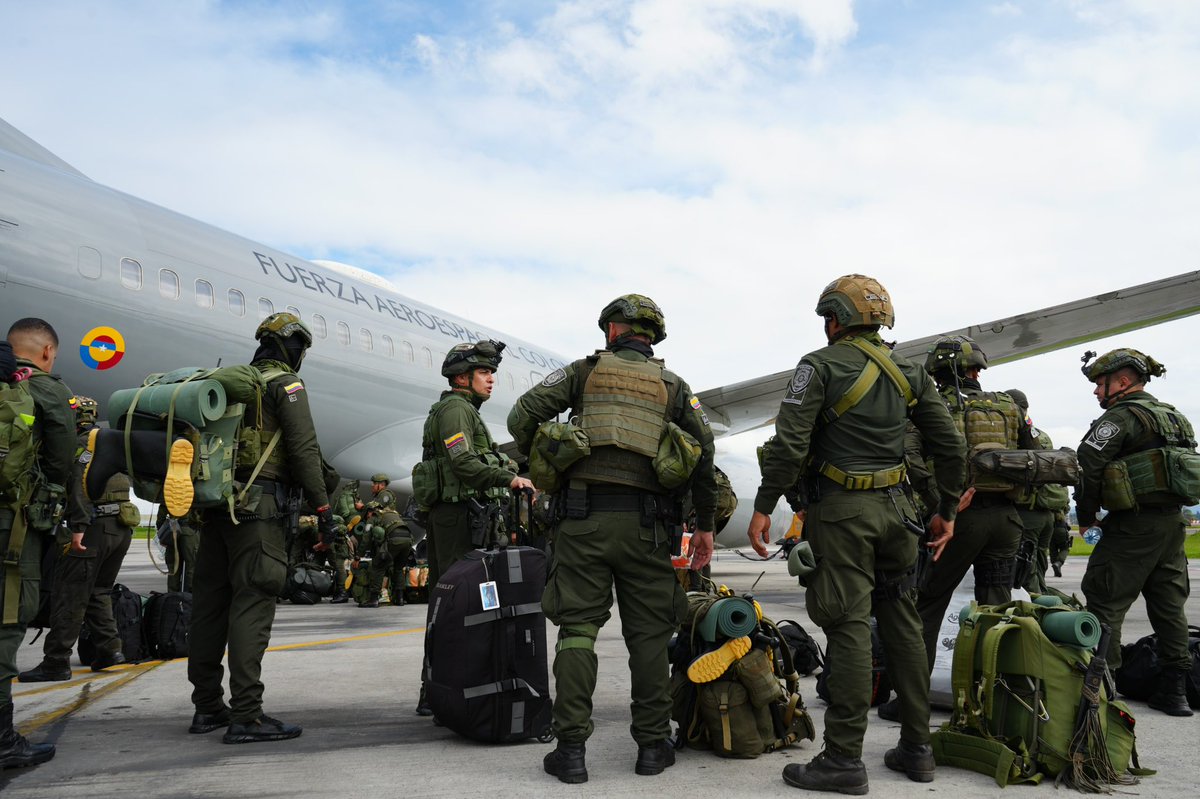 FuerzaAereaCol's tweet photo. En una aeronave B-737 de la #FuerzaAeroespacial 🇨🇴 inició el transporte de uniformados de la Fuerza Pública, que reforzarán la seguridad de la jornada electoral del próximo 31 de mayo, en todo el territorio nacional.
➡️https://t.co/E4flcqx6uD
#CATAM
#SeguridadYDemocracia2026
#SiempreFirmes