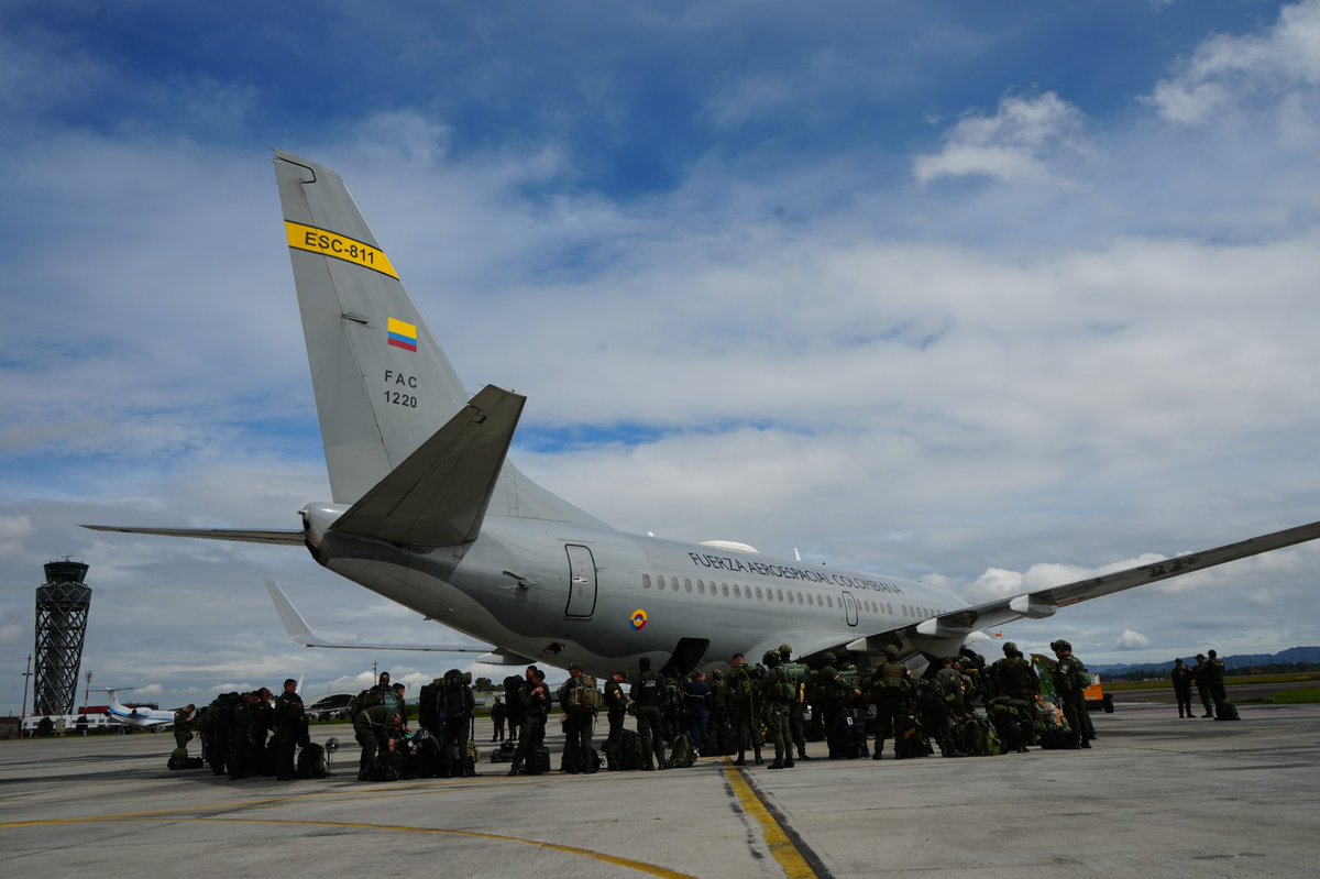 FuerzaAereaCol's tweet photo. En una aeronave B-737 de la #FuerzaAeroespacial 🇨🇴 inició el transporte de uniformados de la Fuerza Pública, que reforzarán la seguridad de la jornada electoral del próximo 31 de mayo, en todo el territorio nacional.
➡️https://t.co/E4flcqx6uD
#CATAM
#SeguridadYDemocracia2026
#SiempreFirmes
