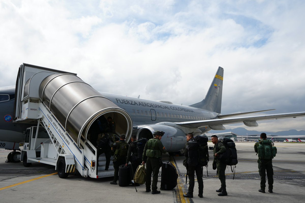 FuerzaAereaCol's tweet photo. En una aeronave B-737 de la #FuerzaAeroespacial 🇨🇴 inició el transporte de uniformados de la Fuerza Pública, que reforzarán la seguridad de la jornada electoral del próximo 31 de mayo, en todo el territorio nacional.
➡️https://t.co/E4flcqx6uD
#CATAM
#SeguridadYDemocracia2026
#SiempreFirmes