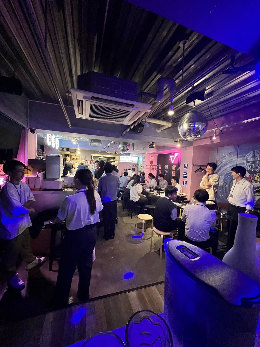DiCE_SalesDiv's tweet photo. 残り❶❶席となりました💺
異業種からITへ挑戦したいという方が面接に至った例も✨
当日は運営が 「話したい人」が居たらをお繋ぎします🤝
豪華な宴会場ではないですが温度感のある繋がりには 自信があります。
北堀江で会いましょう！
「DiCE 交流会」で検索
#IT交流会 #エンジニアと繋がりたい https://t.co/pnwphlwRXq