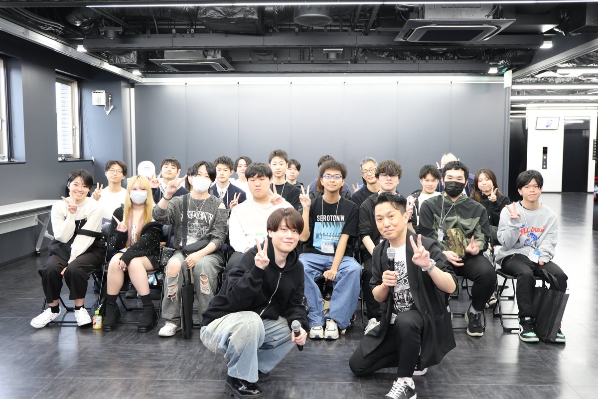 kyoto_tech_'s tweet photo. 【Crazy Raccoon所属 neth氏来校！】
Crazy Raccoon所属・nethさん(@neth_vz )をお迎えしたオープンキャンパスを開催しました✨

トーク＆クイズで素顔に迫り、さらに来場者との1vs1スカーミッシュ対決も実現🔥
会場は終始大盛り上がり🥳
nethさん、本当にありがとうございました！
そしてご参加いただいた皆さんもありがとうございました！
#京都テック　#eスポーツ　＃オープンキャンパス