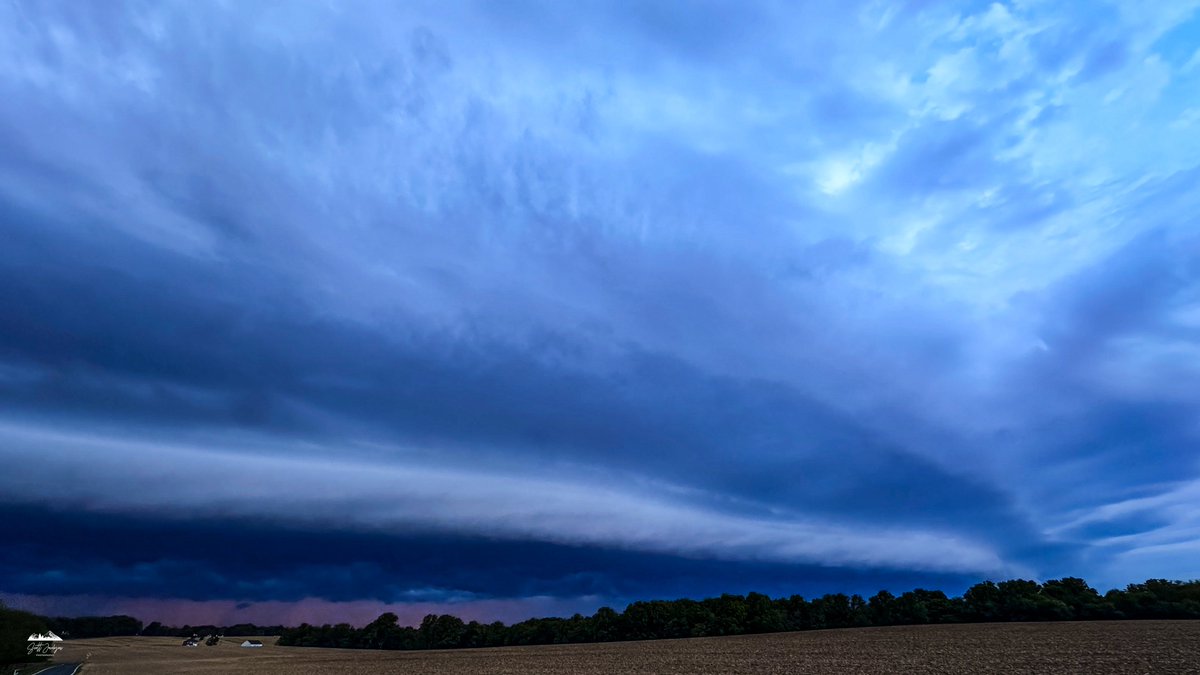 _scottjacobson's tweet photo. Quite the line of thunderstorms that passed through central Maryland at sunset tonight. Got a timelapse from the drone as the sun was visible under the storms, and some lightning  and shelf cloud pics from the ground. 

@capitalweather @JustinWeather @TonyPannWBAL @ttasselWBAL @WashingtonianWx  #mdwx @StormHour @accuweather @weatherchannel