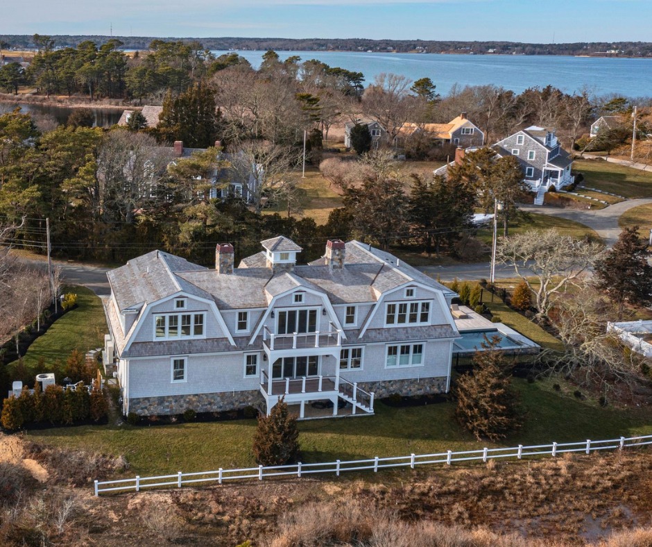 ERTArchitects's tweet photo. We included at least one gambrel in the design of each of these homes on Cape Cod, yet they bear virtually no further resemblance to each other which is just as it should be with architect-designed homes.
#ERTADesigned #LuxuryHomes #NewEnglandHome #WaterfrontHomes #CoastalLiving https://t.co/5SDIByHDS4